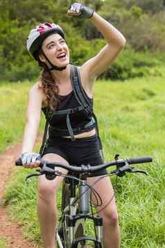 微笑女人骑自行车