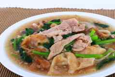 泰国菜宽大米面条猪肉厚肉汁泰国面条超过猪肉中国人泰国风格食物被称为rad