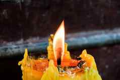 现实的蜡烛发光的蜡烛火焰火光寺庙