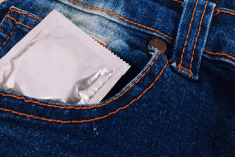 避孕套古董蓝色的牛仔裤口袋里焦点避孕套