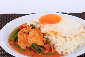 炸猪肉咖喱搅拌炸猪肉红色的咖喱粘贴阳光明媚的一边蛋MOO垫prikgaeng泰国食物