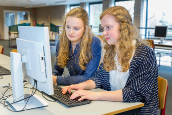 女学生工作电脑教室