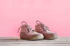 婴儿鞋子粉红色的颜色