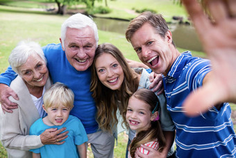 multi-generation家庭摆姿势自拍公园