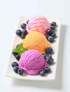各种各样的冰奶油新鲜的蓝莓