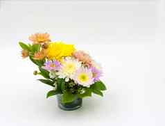 色彩斑斓的花花束安排花瓶孤立的白色