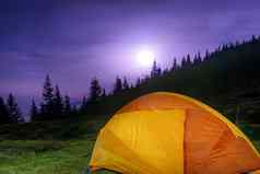 照亮橙色野营帐篷