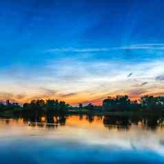 美丽的色彩斑斓的日落湖