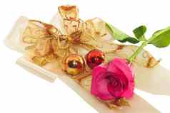 美丽的粉红色的玫瑰黄金礼物弓情人节一天背景