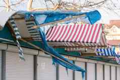 撕裂织物遮雨篷关闭海边商店休赛期