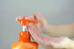 橙色洗发水瓶