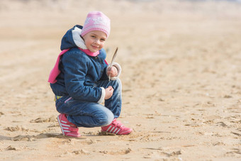 五年女孩坐沙子海海鸥笔手