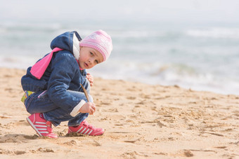五年女孩春天笔吸引了沙子海看起来框架