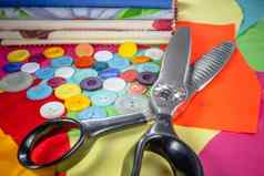 背景缝纫配件彩色的印花棉布按钮锯齿状的剪切机集刺绣