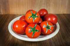 特写镜头新鲜的成熟的西红柿木背景