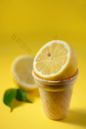 柠檬水果冰奶油锥
