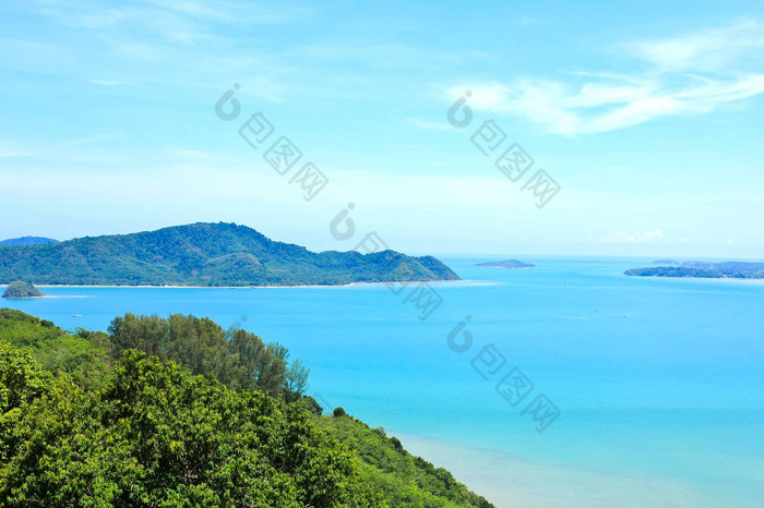 高角视图海天空海边旅游小镇Chalong