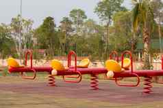 现代色彩斑斓的孩子们操场上公共公园孩子们操场上跷跷板