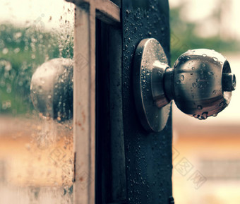 雨滴多雨的一天