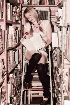 青少年女孩阅读书图书馆书架