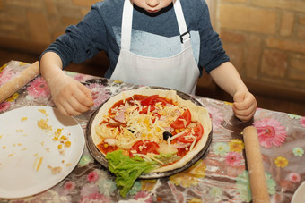 孩子们使披萨主类孩子们烹饪意大利