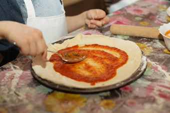 主类孩子们烹饪意大利披萨