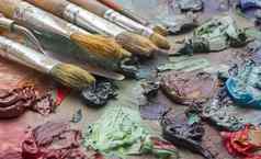刷艺术家的调色板色彩斑斓的石油油漆