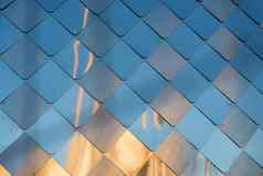 脏铝金属墙外观面板菱形类似的尺度瓷砖反射日落
