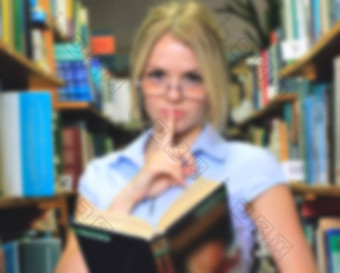 年轻的女孩阅读书图书馆书架