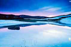 景观湖透明的水遥远的山