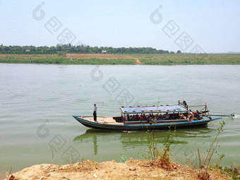 Inwa缅甸4月河船采取当地人自行车