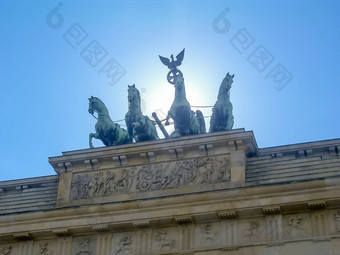 勃兰登堡门的门主要具有里程碑意义的