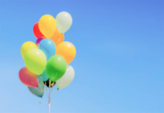 散焦背景色彩斑斓的氦气球孤立的巴克