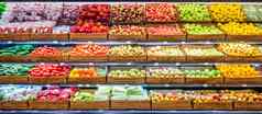 新鲜的水果蔬菜架子上超市
