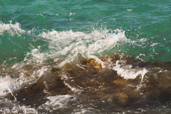 照片美丽的清晰的绿松石海海洋水表面涟漪<strong>明亮</strong>的飞溅海景背景水平<strong>图片</strong>