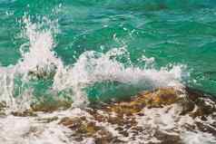 照片美丽的清晰的绿松石海海洋水表面涟漪明亮的飞溅海景背景水平图片