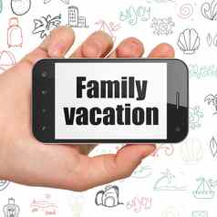 旅游概念手持有智能手机家庭假期显示
