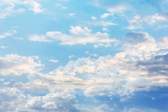 色彩鲜艳的蓬松的云软蓝色的天空梦幻幻想MOO