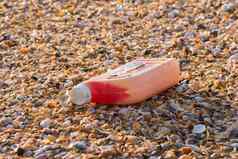 塑料瓶引擎石油海滩散落小色彩斑斓的海贝壳