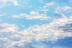 色彩鲜艳的蓬松的云软蓝色的天空梦幻幻想情绪