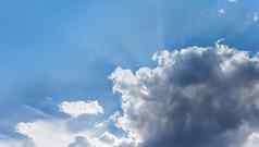 阳光明媚的快乐神光软蓝色的天空大蓬松的云