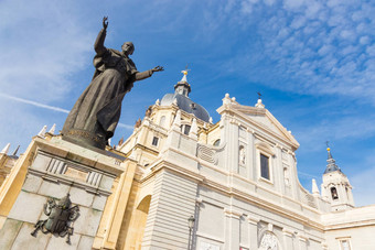 教皇约翰保罗雕像前面大教堂阿尔穆德纳马德里西班牙