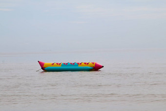 色彩斑斓的<strong>香蕉船</strong>浮动水海