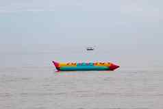 色彩斑斓的香蕉船浮动水海