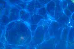 美丽的蓝色的水游泳池