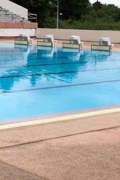 游泳池水体育
