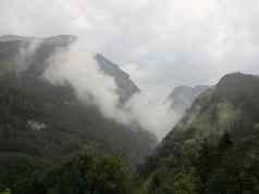 多云的奥地利阿尔卑斯山脉重降雨戈林根