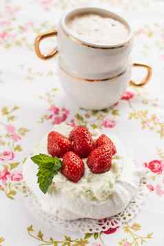 巴甫洛娃蛋糕草莓杯咖啡浪漫的风格