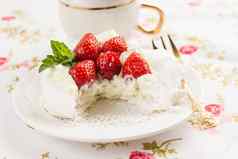 巴甫洛娃蛋糕草莓杯咖啡浪漫的风格