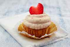 草莓纸杯蛋糕草莓结霜新鲜的草莓心
